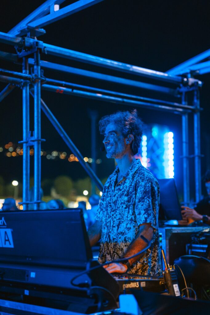 Il Light Designer Josh Geromin al banco regia luci durante il Jova Summer Party.