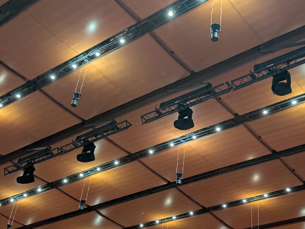 Struttura delle americane luci e dei pannelli acustici sospesi a soffitto sopra la platea dell'Auditorium.