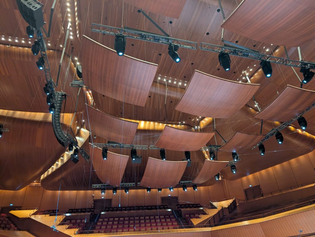 Americane con proiettori professionali integrati nel soffitto acustico dell'Auditorium.